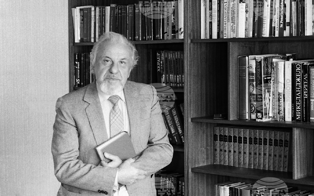 Проф. Боян Ничев - литературовед, славист