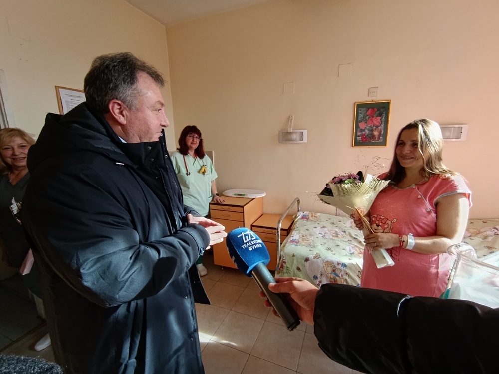 Първото бебе на община Шумен за 2025 г. получи подаръци от кмета проф. Христо Христов