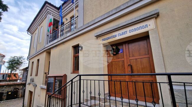 Община Созопол предлага преживелите съпрузи на почетни граждани да получават безплатно дърва за огрев