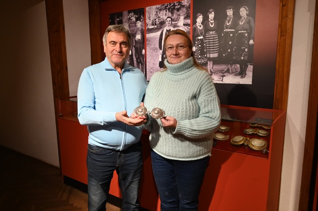 Музеят на занаятите в Троян получи дарение от сребърни пафти, дело на Александър Пройнов – Апер