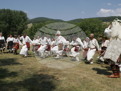 Местни автентични влашки хорá са запазени в село Софрониево
