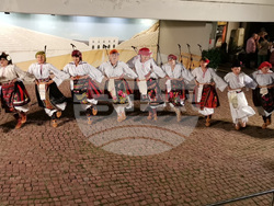 Местни автентични влашки хорá са запазени в село Софрониево