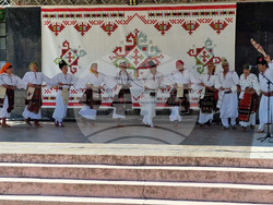 Местни автентични влашки хорá са запазени в село Софрониево