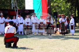 Местни автентични влашки хорá са запазени в село Софрониево