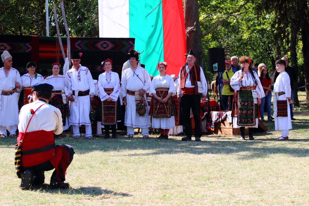 Местни автентични влашки хорá са запазени в село Софрониево