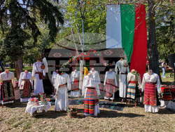 Местни автентични влашки хорá са запазени в село Софрониево