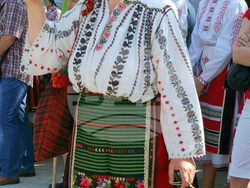 Местни автентични влашки хорá са запазени в село Софрониево