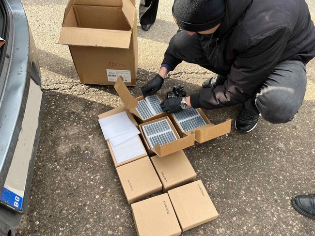Установени са двама души с голямо количество психоактивни субстанции и техни аналози, пригодени за вейп устройства, съобщиха от МВР