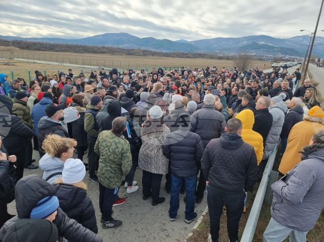 Нов протест срещу необезопасения път, където загина 18-годишна жена, затвори днес пътя между с. Ябълково и Кюстендил