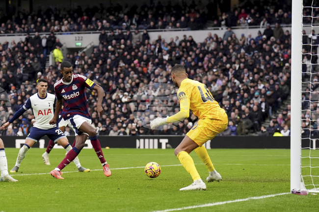 Нюкасъл надигра Тотнъм като гост и записа пета поредна победа във Висшата лига