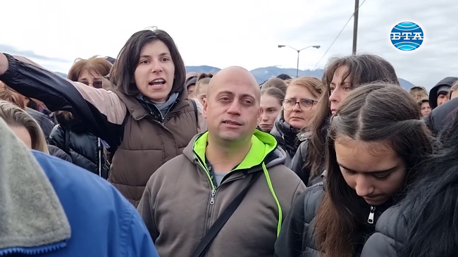 Нов протест срещу необезопасения път, където загина 18-годишна жена, затвори днес пътя между с. Ябълково и Кюстендил