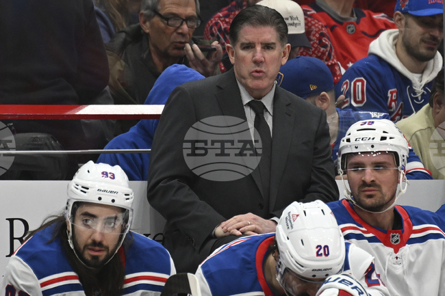 Клубът от НХЛ Ню Йорк Рейнджърс уволни старши треньора Питър Лавиолет
