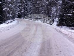 Около метър е падналият сняг на проходите „Шипка“ и „Петрохан“