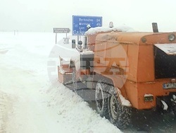 Около метър е падналият сняг на проходите „Шипка“ и „Петрохан“
