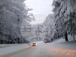 Около метър е падналият сняг на проходите „Шипка“ и „Петрохан“