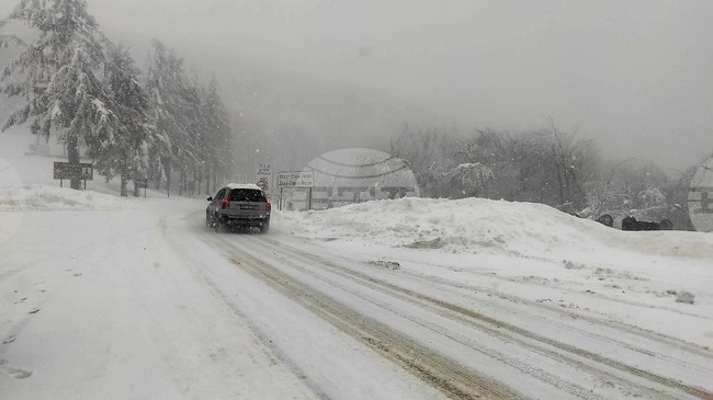 На проходите Шипка и Хаинбоаз вали сняг, на терен работят по четири машини