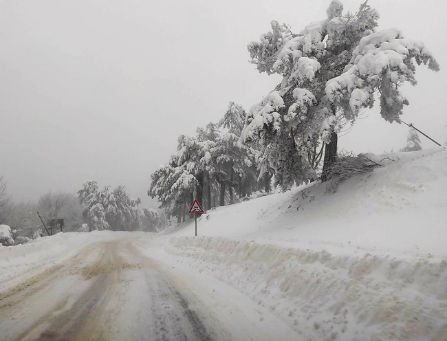 В проходите Шипка и Хаинбоаз вали сняг и има силен вятър, настилките са заснежени и обработени