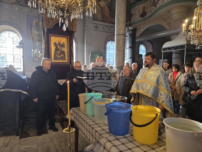 Велик водосвет беше извършен от отец Милен в плевенската църква „Света Параскева“