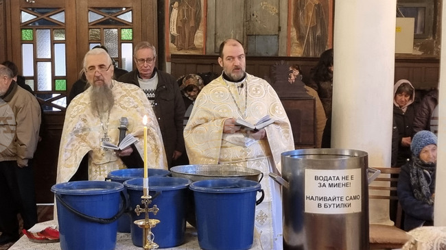 Хасково - храм "Св. св. Архангели Михаил и Гавраил" - неделна литургия