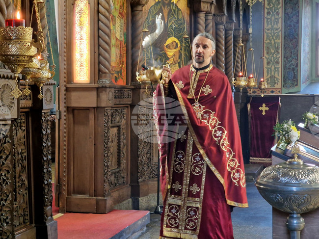 Търговище - храм „Св. Успение Богородично“ - неделна служба