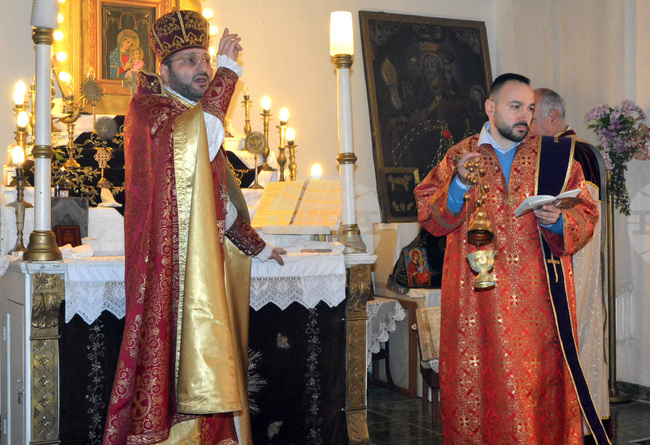 Арменците в Хасково празнуваха Бъдни вечер с литургия и освещаване на нарове в храма "Сурп Степаннос"
