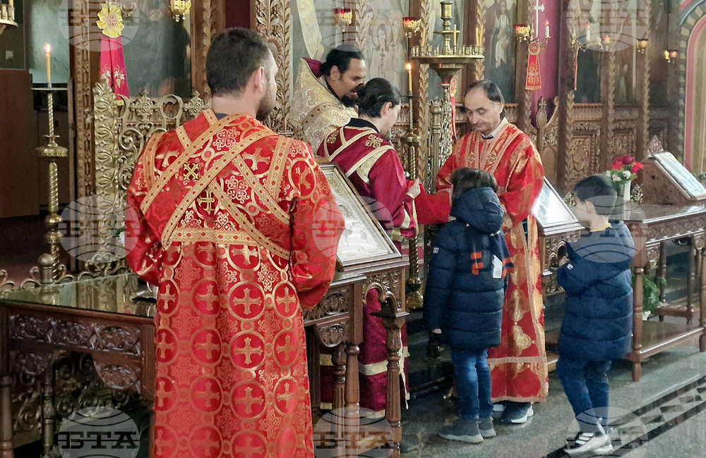 Шумен - църква „Свети Три Светители“ - освещаване на богоявленска вода