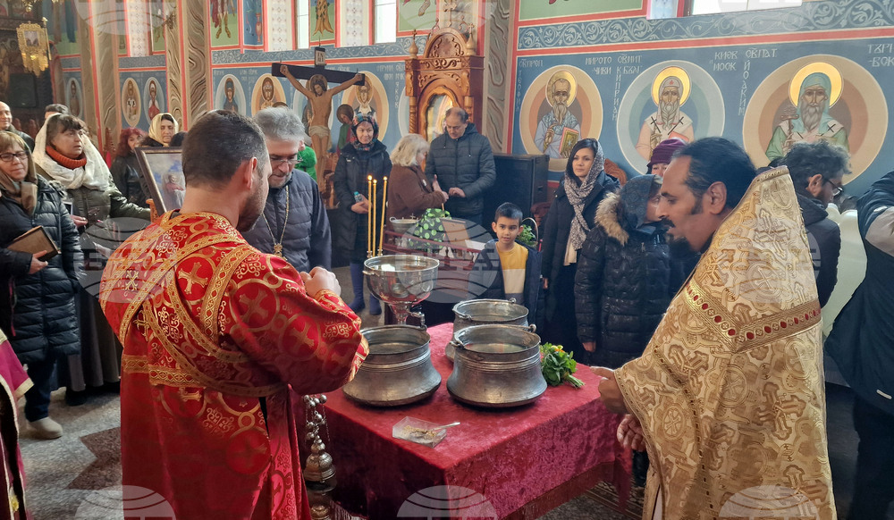 Днес е първи ден, в който се освещава богоявленска вода, каза отец Иван в църквата „Свети Три Светители“ в Шумен