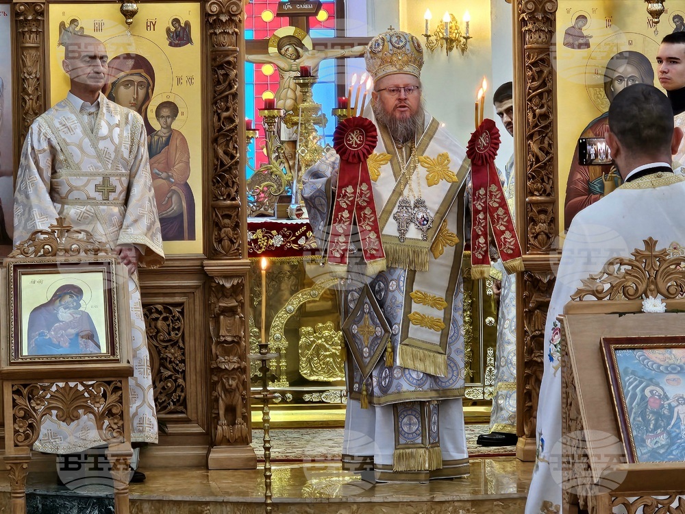 Нека просветим сърцата и разума си, призова Русенският митрополит Наум в храма „Всех Святих“