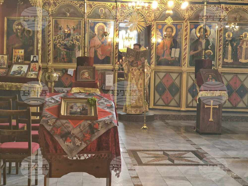 Да склоним не само главите, но и сърцата си пред Светия кръст, каза отец Станимир Минков в храм "Успение Богородично" във Велинград