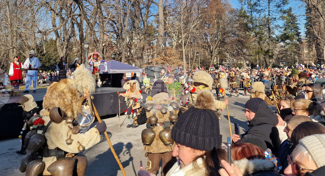 Близо 200 участници от фестивала "Сурва" гостуваха в София