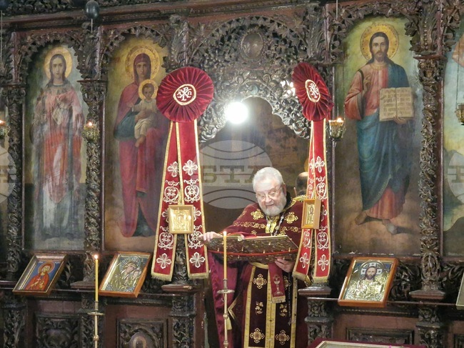 Да не се заблуждаваме от външното, а да виждаме същественото, призоваха в проповедта си свещениците от храм „Св. Марина“ във Велико Търново