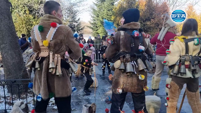 Близо 200 участници от фестивала "Сурва" гостуваха в София