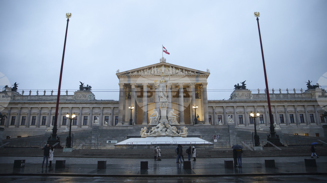 Австрийският парламент гласува забрана на забрадките в училище за момичета до 14 години 