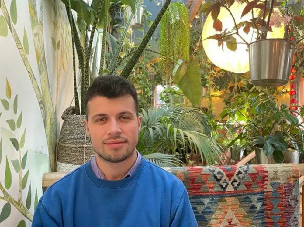 Млад мъж завърши енциклопедия за животни, която започнал като дете