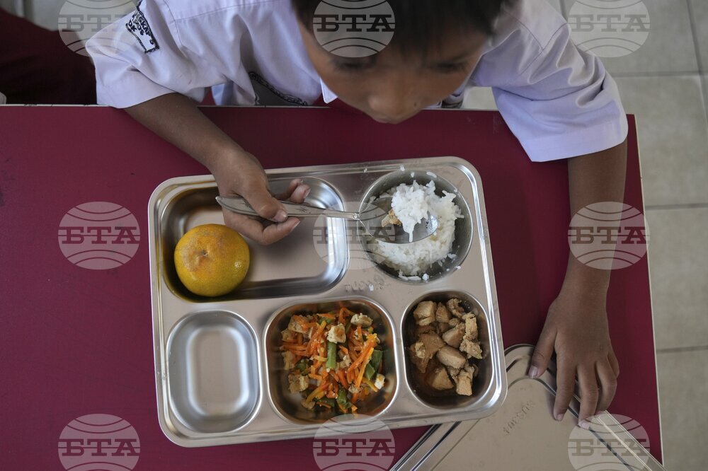 Близо 400 деца са се натровили, след като са яли безплатна училищна храна в западната индонезийска провинция Бенгкулу