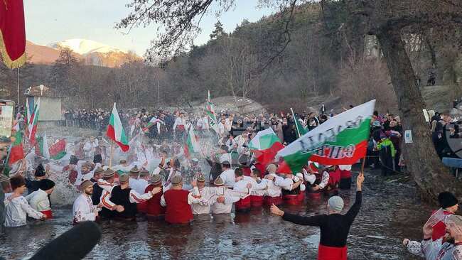 Стотици мъже и тази година се включиха в традиционното мъжко хоро в студените води на река Тунджа в Калофер