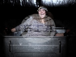 Жена води разговори с невидими събеседници в „Биологичен отпадък“, снимка – „Сфумато“