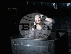 Жена води разговори с невидими събеседници в „Биологичен отпадък“, снимка – „Сфумато“