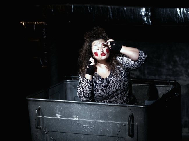 Спектакълът "Биологичен отпадък" е многопластов и разглежда живота на отхвърления човек, каза актрисата Кети Райкова