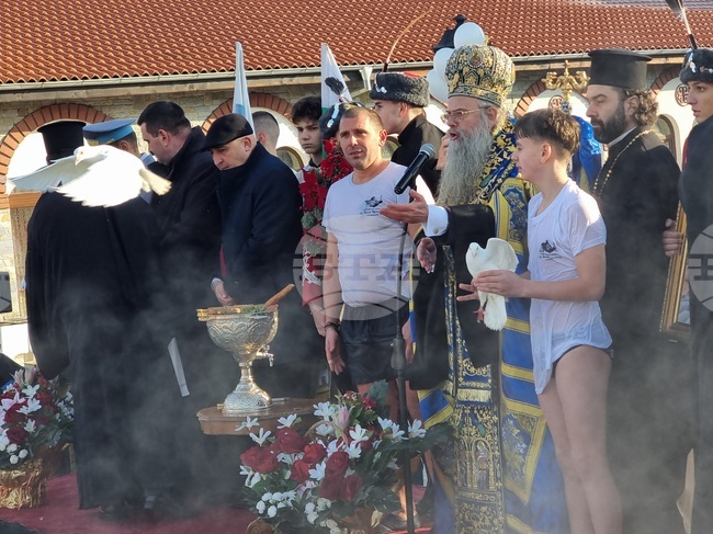 Два кръста бяха спасявани на Богоявление в Кърджали – от възрастни и от деца