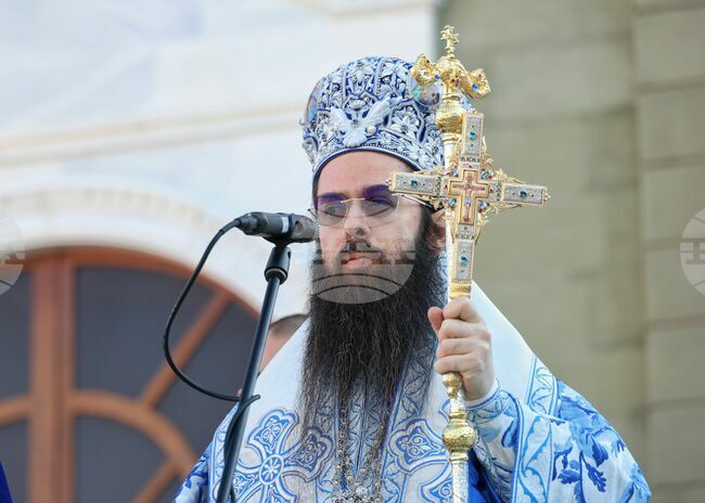 Живеем във времена, когато имаме нужда от добри примери, заяви на Богоявление в Бургас Сливенският митрополит