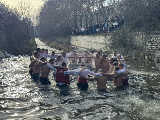 Въпреки студеното време традиционният богоявленски ритуал събра десетки гости край Старата река в Казанлък