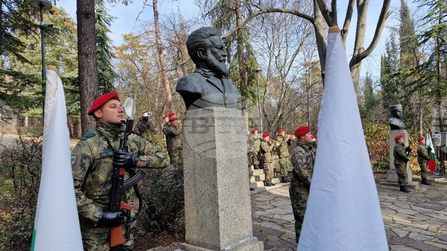 С поднасяне на венци и цветя отбелязват 178 години от рождението на поета и революционер Христо Ботев в Стара Загора