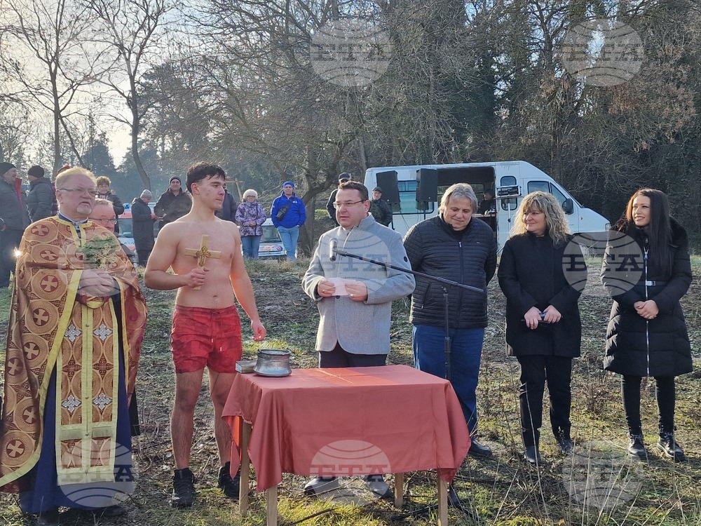 Ивайло Йорданов спаси богоявленския кръст от водите на река Дунав край Свищов