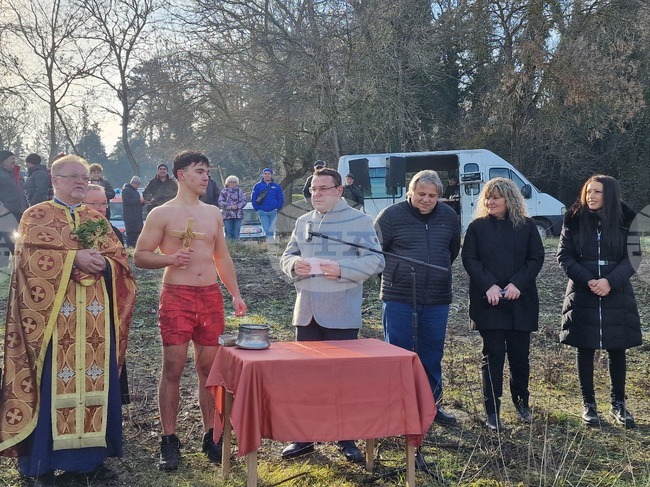 Ивайло Йорданов спаси богоявленския кръст от водите на река Дунав край Свищов