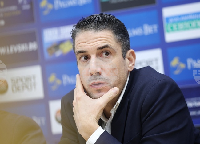 Треньорът на Левски Хулио Веласкес: "В живота не ми харесва да търся извинения и оправдания, а - решения"