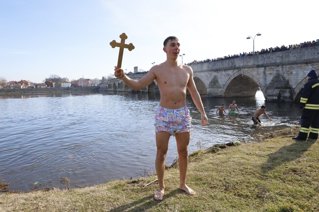 18-годишният Христо Георгиев спаси кръста в Свиленград