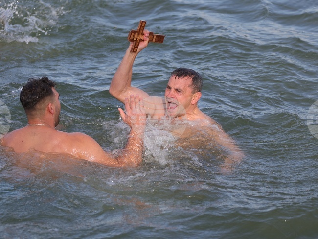 Воден спасител извади кръста от река Дунав на Богоявление в Русе 