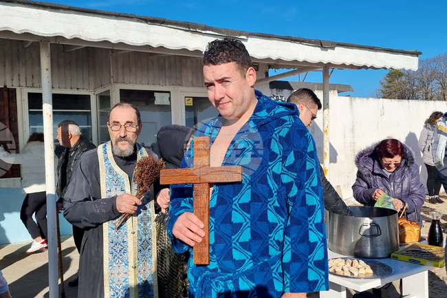 Григориан Жеков извади кръста от морето край Дуранкулак