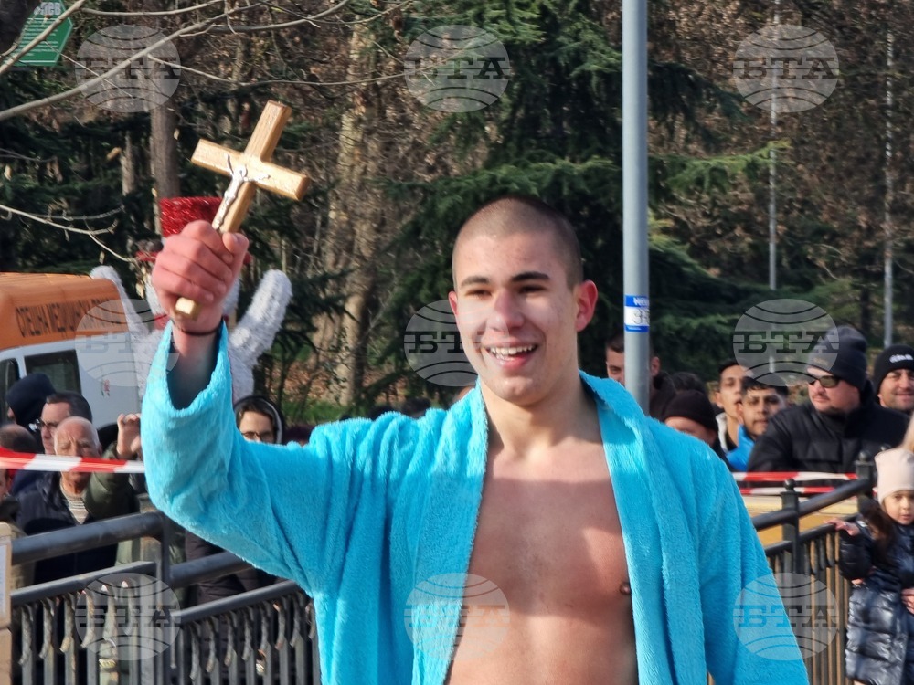 Богоявленския кръст от ледените води на Тунджа в Ямбол извади 17-годишният Наско Додов